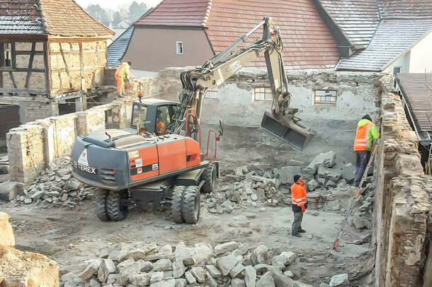 Schmitt-Bau-Bergtheim-Abbruch-Gebaeude